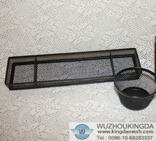 Metal mesh pen holder tray