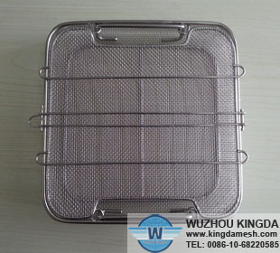 Wire basket for autoclaving