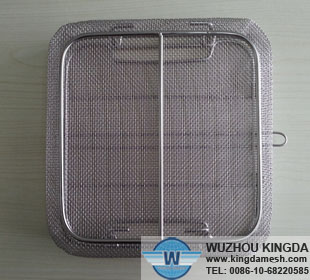 Wire basket for autoclaving