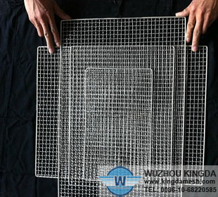 Barbecue grill screen tray