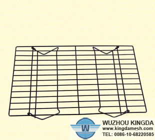 Cake cooling rack with folding legs