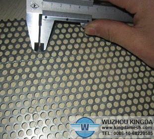 Perforated plate screen