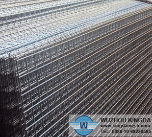 Welded wire mesh panel screen