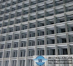 Welded wire mesh panel screen