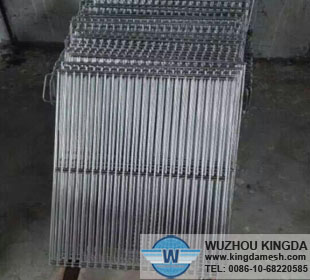 Metal wire mesh cooling rack