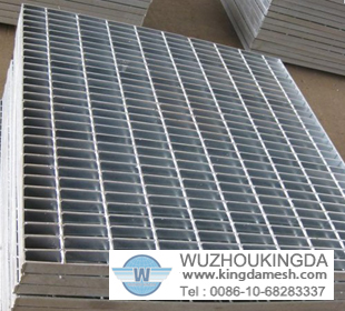 Galvanized serrated steel grating