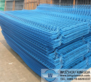 Welded wire mesh panel with folds