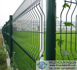 Welded wire mesh fencing