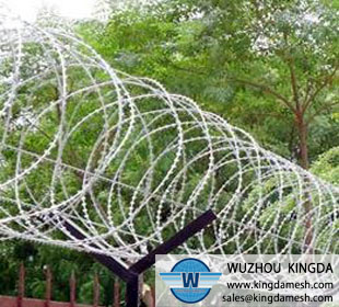 Razor barbed wire coil